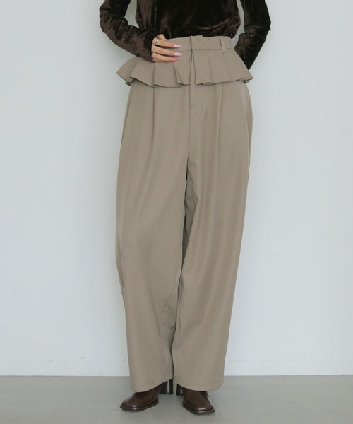 cheriella(シェリエラ)の「【cheriella】レイヤードフリルタックパンツ LAYERED FRILL TUCK PANTS(チノパンツ・レディース・グレイッシュベージュ/チャコールグレー/ブラック/ブラウン・FREE)」の8枚目の写真