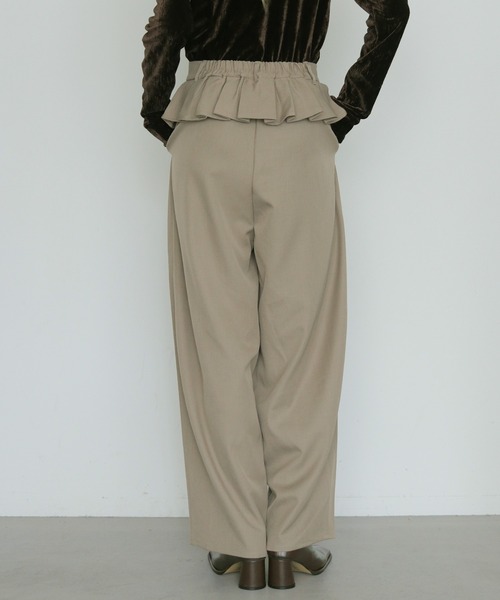 cheriella(シェリエラ)の「【cheriella】レイヤードフリルタックパンツ LAYERED FRILL TUCK PANTS(チノパンツ・レディース・グレイッシュベージュ/チャコールグレー/ブラック/ブラウン・FREE)」の9枚目の写真