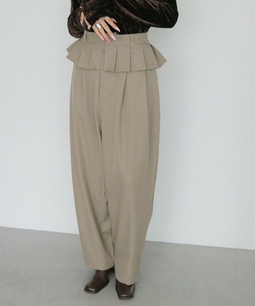 cheriella(シェリエラ)の「【cheriella】レイヤードフリルタックパンツ LAYERED FRILL TUCK PANTS(チノパンツ・レディース・グレイッシュベージュ/チャコールグレー/ブラック/ブラウン・FREE)」の13枚目の写真