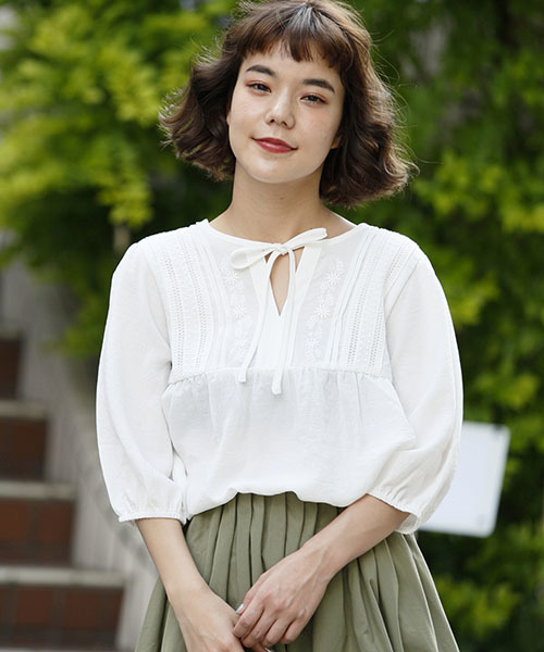 RAY CASSIN（レイカズン）の「レース使いスモックブラウス（シャツ/ブラウス・レディース・オフホワイト/イエロー/ブラック・FREE）」の2枚目の写真