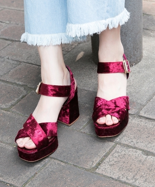 LOWRYS FARM（ローリーズファーム）の「ベロアクロスサンダル　765726 （サンダル・レディース・ブルー/レッド/ブラック/グリーン・MEDIUM/LARGE）」の4枚目の写真