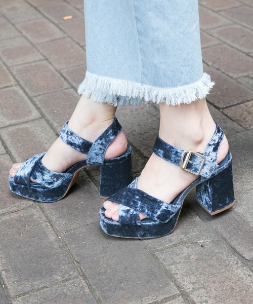 LOWRYS FARM（ローリーズファーム）の「ベロアクロスサンダル　765726 （サンダル・レディース・ブルー/レッド/ブラック/グリーン・MEDIUM/LARGE）」の3枚目の写真