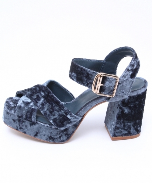 LOWRYS FARM（ローリーズファーム）の「ベロアクロスサンダル　765726 （サンダル・レディース・ブルー/レッド/ブラック/グリーン・MEDIUM/LARGE）」の6枚目の写真