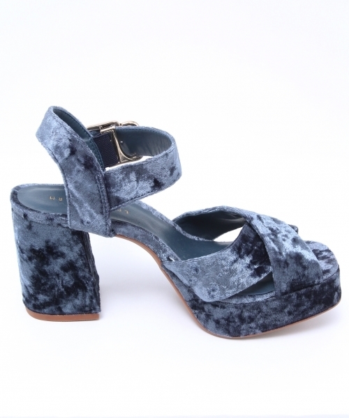 LOWRYS FARM（ローリーズファーム）の「ベロアクロスサンダル　765726 （サンダル・レディース・ブルー/レッド/ブラック/グリーン・MEDIUM/LARGE）」の7枚目の写真