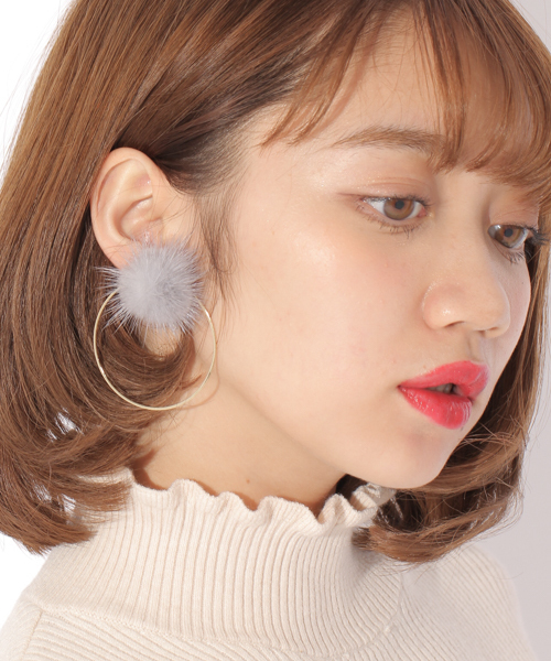 apres jour(アプレジュール)の「ふわふわファーピアス【ZOZOTOWN限定アイテム】(ピアス(両耳用)・レディース・ネイビー/グレー/ボルドー・フリ-)」の2枚目の写真