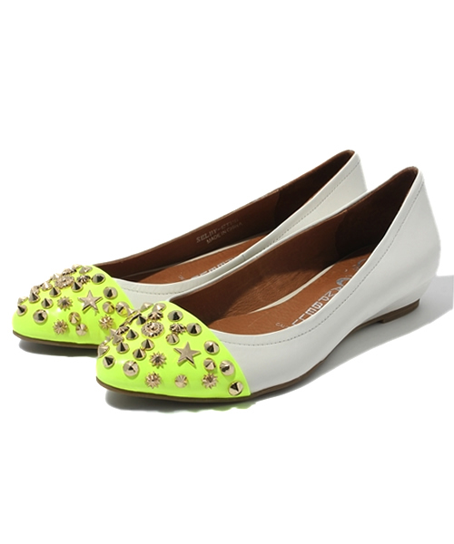 ROSE BUD（ローズバッド）の「(JEFFREY CAMPBELL)SELBY-STUDS 2TONE FLAT SHOES（パンプス・レディース・ホワイト/ベージュ系その他・36/37/38/39）」の2枚目の写真