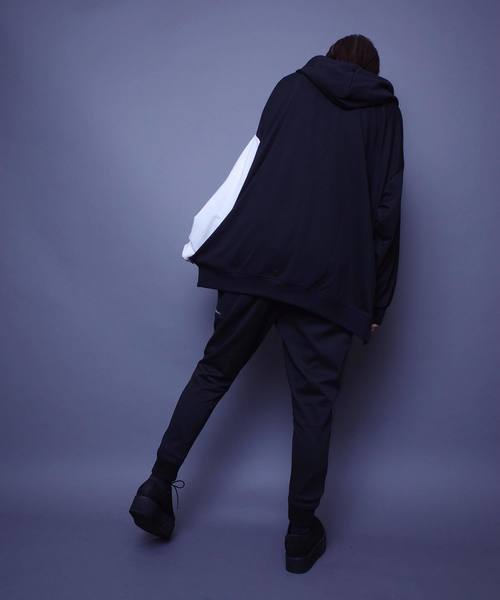 AFYF（エーエフワイエフ）の「AFYF MOVEMENT 2TONE MIX OVERSIZE PARKA F/2TONEミックスオーバーサイズパーカー（パーカー・レディース・ホワイト/ブラック・FREE）」の14枚目の写真