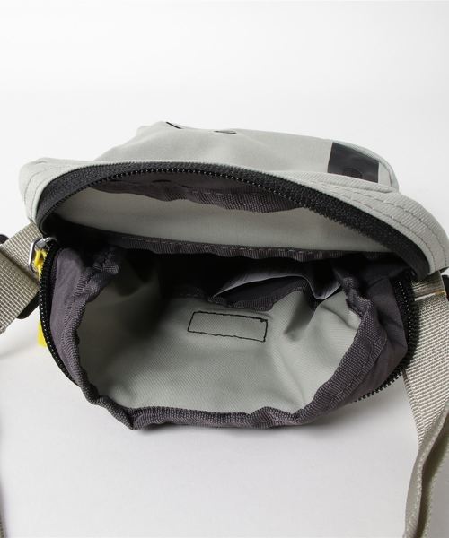 NIKE（ナイキ）の「WEGO/NIKE コアスモールアイテム（ショルダーバッグ・メンズ・ブラック/ネイビー/グレー・FREE）」の4枚目の写真