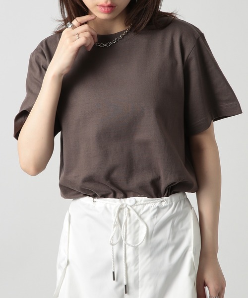 United Athle（ユナイテッドアスレ）の「OUR's ローズさん着用！ 累計販売10万枚突破！ZOZO売上No.1 無地Tシャツ！【United Athle】premium cotton crew neck short sleeve t-shirt / プレミアム コットン クルーネック 半袖 Tシャツ 5001（Tシャツ/カットソー・レディース・ホワイト/ブラック/ベージュ/パープル/オフホワイト/アイボリー/グリーン/グレー/グレイッシュベージュ/オレンジ/ライトグレー/バーガンディー/ブラック系その他2/ネイビー/サックスブルー/レッド/ライトブルー/イエロー/ゴールド/ライトグリーン/インディゴブルー/ピンク/ダークパープル/ライトイエロー/ライトピンク/ラベンダー/ピンクベージュ/ロイヤルブルー/マスタード/グレイッシュブルー/ターコイズブルー/レモンイエロー/アクア/ネイビー系2/ブラック系その他3/ネイビー系1/ダークネイビー/グレー系その他/ダークグリーン/チャコールグレー/オートミール/パープル系その他2/スモーキーグリーン系/エメラルド/オリーブ/ピンク系1/ネイビー系3/フューシャピンク/ダークカーキ/ライトオリーブ/ダークブラウン・S/M/L/XL/XXL）」の7枚目の写真