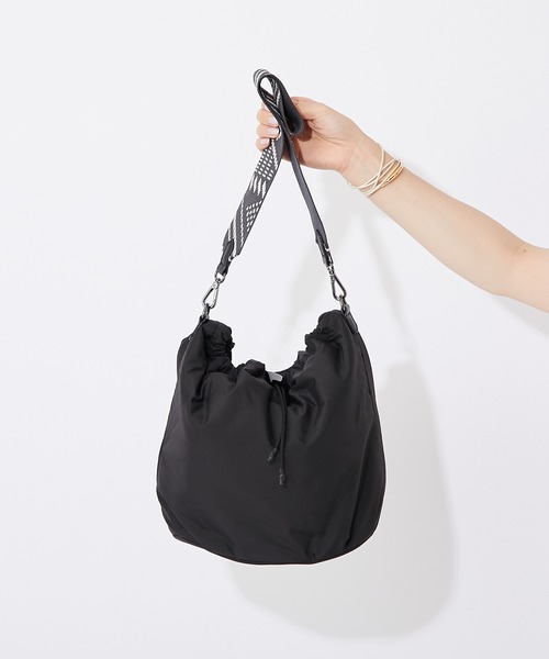 ear PAPILLONNER(イアパピヨネ)の「(WEB限定)撥水軽量2WAY巾着ショルダーバッグ(ショルダーバッグ)」|ブラック