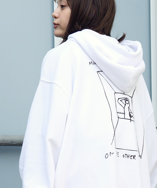 Mark Gonzales（マーク・ゴンザレス）の「Mark Gonzalez / マークゴンザレス 別注 コラボ オーバーサイズ バギー パーカー（パーカー・メンズ・ホワイト系その他/ブラック系その他/ベージュ系その他/ブルー系その他/ホワイト系その他2/ホワイト系その他3/ホワイト系その他4/ホワイト系その他5/ホワイト系その他6/ブラック系その他2/ブラック系その他3/ベージュ系その他2/ベージュ系その他3/ブルー系その他2/ブルー系その他3/ブルー系その他4/ブラック系その他7/ブラック系その他6/ベージュ系その他4/ベージュ系その他5/ブラック系その他5/ブラック系その他4/その他1/その他2/その他3/その他4/その他6/その他7/その他5/その他8/ベージュ系その他6・MEDIUM/LARGE）」の3枚目の写真