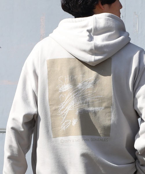 Mark Gonzales（マーク・ゴンザレス）の「Mark Gonzalez / マークゴンザレス 別注 コラボ オーバーサイズ バギー パーカー（パーカー・メンズ・ホワイト系その他/ブラック系その他/ベージュ系その他/ブルー系その他/ホワイト系その他2/ホワイト系その他3/ホワイト系その他4/ホワイト系その他5/ホワイト系その他6/ブラック系その他2/ブラック系その他3/ベージュ系その他2/ベージュ系その他3/ブルー系その他2/ブルー系その他3/ブルー系その他4/ブラック系その他7/ブラック系その他6/ベージュ系その他4/ベージュ系その他5/ブラック系その他5/ブラック系その他4/その他1/その他2/その他3/その他4/その他6/その他7/その他5/その他8/ベージュ系その他6・MEDIUM/LARGE）」の5枚目の写真