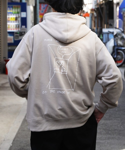 Mark Gonzales（マーク・ゴンザレス）の「Mark Gonzalez / マークゴンザレス 別注 コラボ オーバーサイズ バギー パーカー（パーカー・メンズ・ホワイト系その他/ブラック系その他/ベージュ系その他/ブルー系その他/ホワイト系その他2/ホワイト系その他3/ホワイト系その他4/ホワイト系その他5/ホワイト系その他6/ブラック系その他2/ブラック系その他3/ベージュ系その他2/ベージュ系その他3/ブルー系その他2/ブルー系その他3/ブルー系その他4/ブラック系その他7/ブラック系その他6/ベージュ系その他4/ベージュ系その他5/ブラック系その他5/ブラック系その他4/その他1/その他2/その他3/その他4/その他6/その他7/その他5/その他8/ベージュ系その他6・MEDIUM/LARGE）」の16枚目の写真