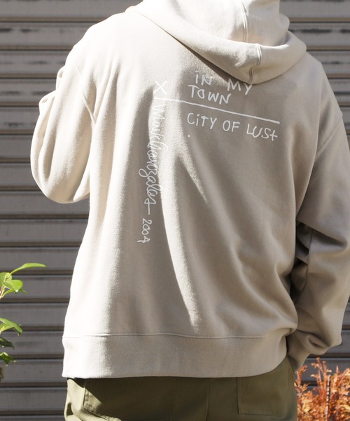 Mark Gonzales（マーク・ゴンザレス）の「Mark Gonzalez / マークゴンザレス 別注 コラボ オーバーサイズ バギー パーカー（パーカー・メンズ・ホワイト系その他/ブラック系その他/ベージュ系その他/ブルー系その他/ホワイト系その他2/ホワイト系その他3/ホワイト系その他4/ホワイト系その他5/ホワイト系その他6/ブラック系その他2/ブラック系その他3/ベージュ系その他2/ベージュ系その他3/ブルー系その他2/ブルー系その他3/ブルー系その他4/ブラック系その他7/ブラック系その他6/ベージュ系その他4/ベージュ系その他5/ブラック系その他5/ブラック系その他4/その他1/その他2/その他3/その他4/その他6/その他7/その他5/その他8/ベージュ系その他6・MEDIUM/LARGE）」の17枚目の写真