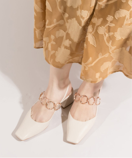 RANDA（ランダ）の「スクエアトゥゴールドチェーンバックストラップパンプス（パンプス・レディース・クリーム/グレイッシュベージュ/グリーン・S/M/L/LL）」の9枚目の写真