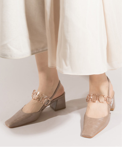 RANDA（ランダ）の「スクエアトゥゴールドチェーンバックストラップパンプス（パンプス・レディース・クリーム/グレイッシュベージュ/グリーン・S/M/L/LL）」の5枚目の写真