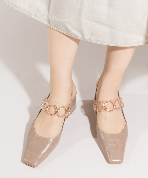RANDA（ランダ）の「スクエアトゥゴールドチェーンバックストラップパンプス（パンプス・レディース・クリーム/グレイッシュベージュ/グリーン・S/M/L/LL）」の7枚目の写真