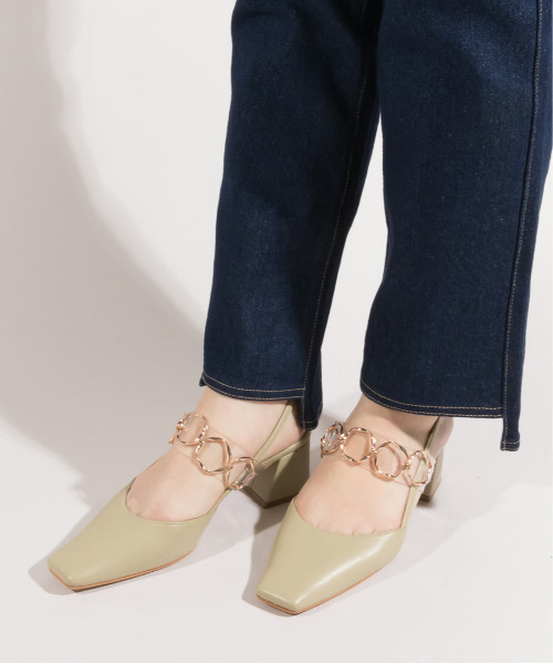 RANDA（ランダ）の「スクエアトゥゴールドチェーンバックストラップパンプス（パンプス・レディース・クリーム/グレイッシュベージュ/グリーン・S/M/L/LL）」の14枚目の写真