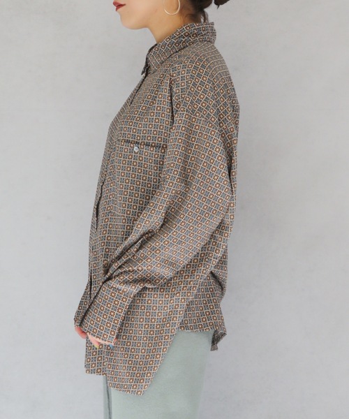 ap retro(アプレトロ)の「ヴィンテージタイルプリントビッグシャツ【ZOZOTOWN限定商品】(シャツ/ブラウス・レディース・チャコールグレー/マスタード・FREE)」の6枚目の写真