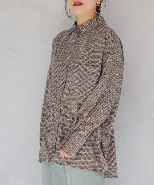 ap retro(アプレトロ)の「ヴィンテージタイルプリントビッグシャツ【ZOZOTOWN限定商品】(シャツ/ブラウス・レディース・チャコールグレー/マスタード・FREE)」の4枚目の写真