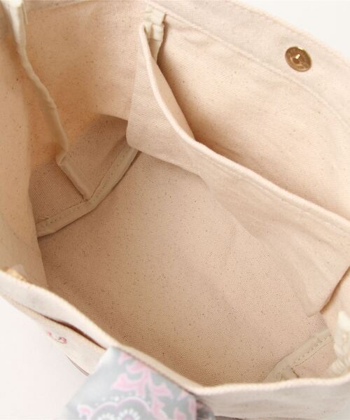 MILLION CARATS（ミリオンカラッツ）の「【GIFT】-Global Arrow- ペイズリーイニシャルトート（トートバッグ・レディース・ベージュ/グレー/ピンク/ラベンダー/ブルー/ミント・FREE）」の16枚目の写真