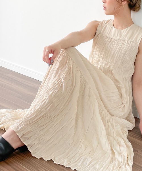 JUNOAH（ジュノア）の「プリーツティアードノースリーブマキシ丈ワンピース（ワンピース・レディース・ブラック/ネイビー/オフホワイト・MEDIUM/LARGE）」の2枚目の写真