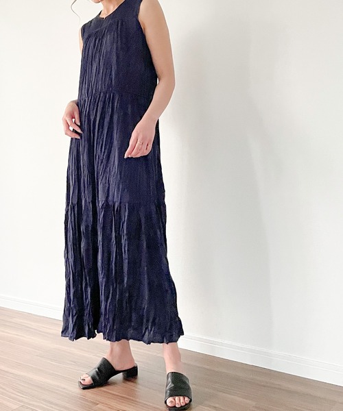 JUNOAH（ジュノア）の「プリーツティアードノースリーブマキシ丈ワンピース（ワンピース・レディース・ブラック/ネイビー/オフホワイト・MEDIUM/LARGE）」の4枚目の写真