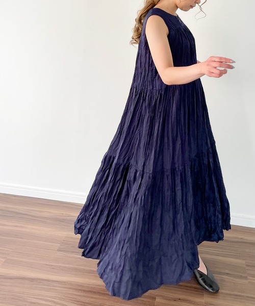 JUNOAH（ジュノア）の「プリーツティアードノースリーブマキシ丈ワンピース（ワンピース・レディース・ブラック/ネイビー/オフホワイト・MEDIUM/LARGE）」の6枚目の写真