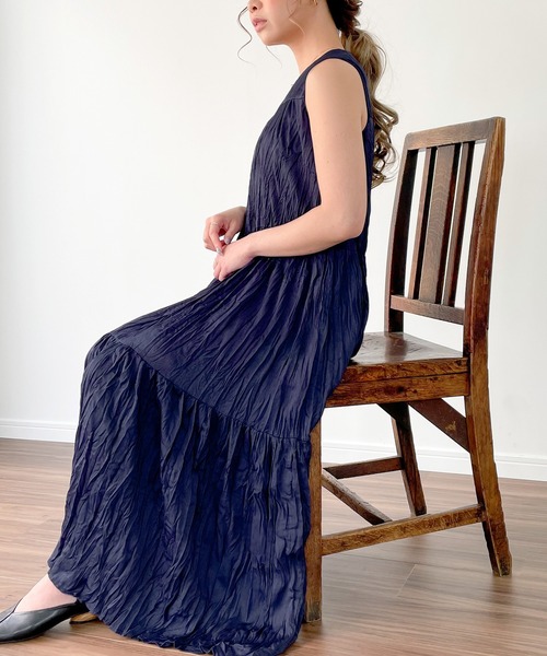 JUNOAH（ジュノア）の「プリーツティアードノースリーブマキシ丈ワンピース（ワンピース・レディース・ブラック/ネイビー/オフホワイト・MEDIUM/LARGE）」の7枚目の写真