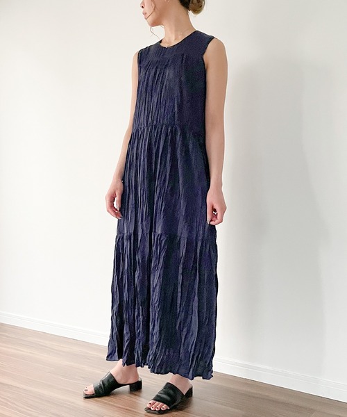 JUNOAH（ジュノア）の「プリーツティアードノースリーブマキシ丈ワンピース（ワンピース・レディース・ブラック/ネイビー/オフホワイト・MEDIUM/LARGE）」の8枚目の写真