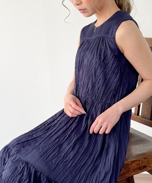 JUNOAH（ジュノア）の「プリーツティアードノースリーブマキシ丈ワンピース（ワンピース・レディース・ブラック/ネイビー/オフホワイト・MEDIUM/LARGE）」の9枚目の写真