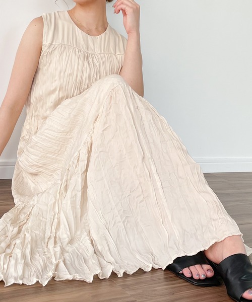 JUNOAH（ジュノア）の「プリーツティアードノースリーブマキシ丈ワンピース（ワンピース・レディース・ブラック/ネイビー/オフホワイト・MEDIUM/LARGE）」の10枚目の写真