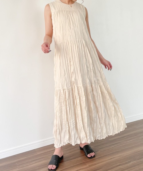 JUNOAH（ジュノア）の「プリーツティアードノースリーブマキシ丈ワンピース（ワンピース・レディース・ブラック/ネイビー/オフホワイト・MEDIUM/LARGE）」の11枚目の写真