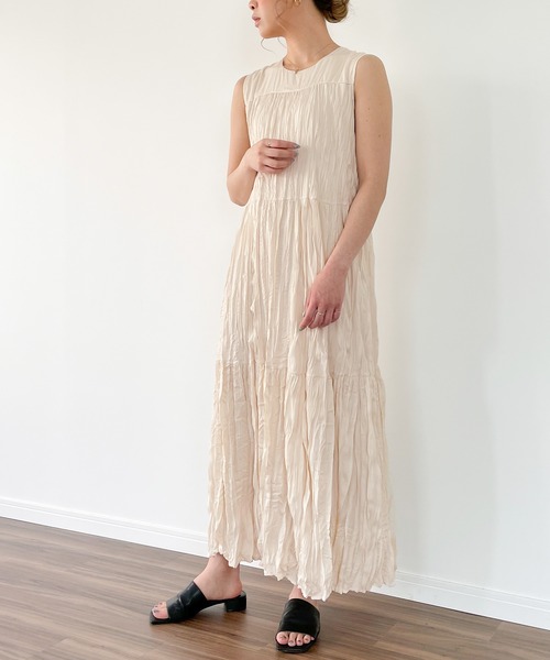 JUNOAH（ジュノア）の「プリーツティアードノースリーブマキシ丈ワンピース（ワンピース・レディース・ブラック/ネイビー/オフホワイト・MEDIUM/LARGE）」の13枚目の写真