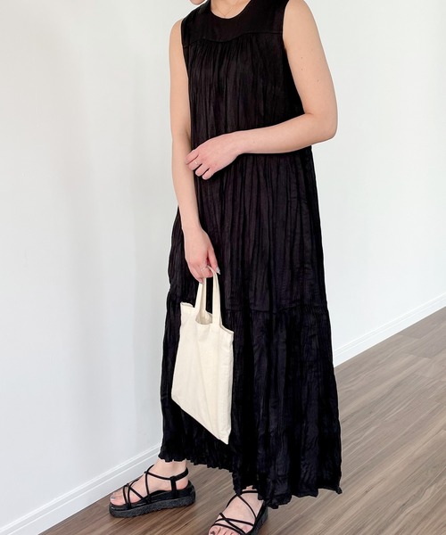 JUNOAH（ジュノア）の「プリーツティアードノースリーブマキシ丈ワンピース（ワンピース・レディース・ブラック/ネイビー/オフホワイト・MEDIUM/LARGE）」の17枚目の写真
