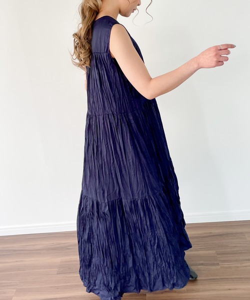 JUNOAH（ジュノア）の「プリーツティアードノースリーブマキシ丈ワンピース（ワンピース・レディース・ブラック/ネイビー/オフホワイト・MEDIUM/LARGE）」の21枚目の写真