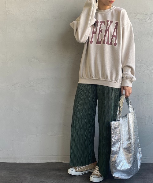JEANS FACTORY （ジーンズファクトリー）の「[SCREEN STARS/スクリーンスターズ] 別注 後染め カレッジロゴプリントスウェットプルオーバー（スウェット・レディース・ライトグレー/ベージュ/ブラウン/グリーン/スミクロ・F）」の2枚目の写真
