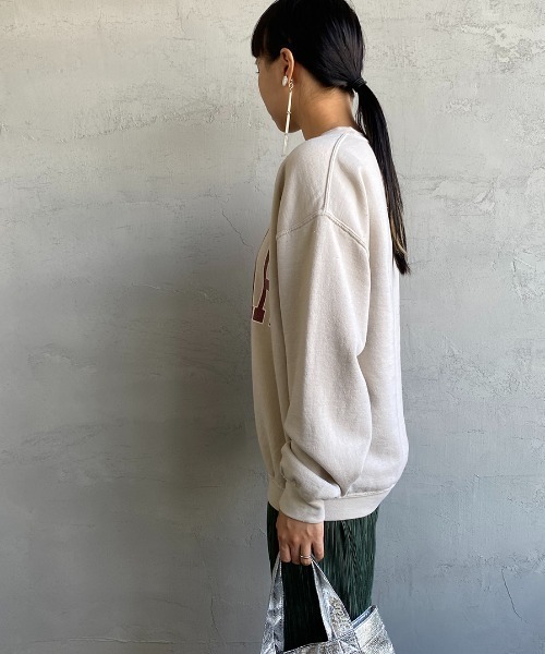 JEANS FACTORY （ジーンズファクトリー）の「[SCREEN STARS/スクリーンスターズ] 別注 後染め カレッジロゴプリントスウェットプルオーバー（スウェット・レディース・ライトグレー/ベージュ/ブラウン/グリーン/スミクロ・F）」の17枚目の写真