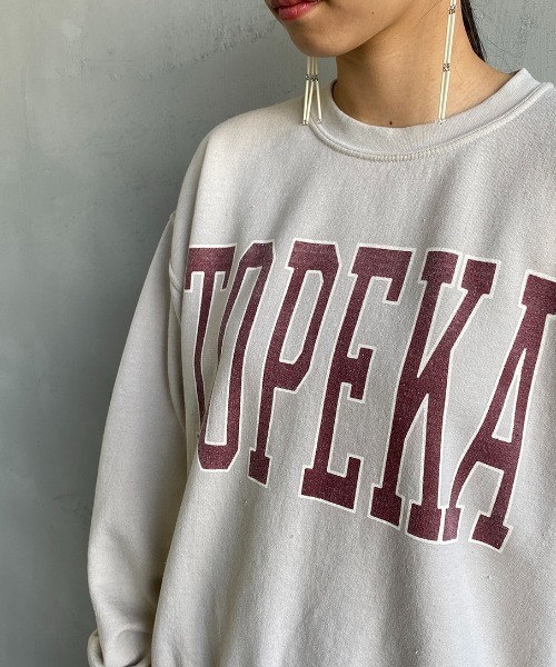 JEANS FACTORY （ジーンズファクトリー）の「[SCREEN STARS/スクリーンスターズ] 別注 後染め カレッジロゴプリントスウェットプルオーバー（スウェット・レディース・ライトグレー/ベージュ/ブラウン/グリーン/スミクロ・F）」の22枚目の写真