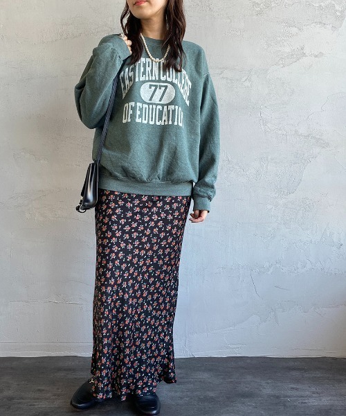 JEANS FACTORY （ジーンズファクトリー）の「[SCREEN STARS/スクリーンスターズ] 別注 後染め カレッジロゴプリントスウェットプルオーバー（スウェット・レディース・ライトグレー/ベージュ/ブラウン/グリーン/スミクロ・F）」の9枚目の写真