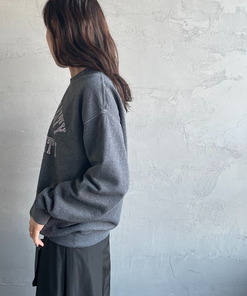 JEANS FACTORY （ジーンズファクトリー）の「[SCREEN STARS/スクリーンスターズ] 別注 後染め カレッジロゴプリントスウェットプルオーバー（スウェット・レディース・ライトグレー/ベージュ/ブラウン/グリーン/スミクロ・F）」の6枚目の写真