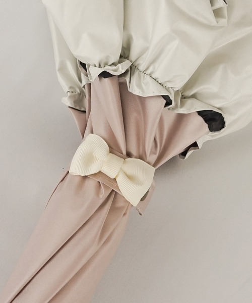 macocca(マコッカ)の「完全遮光 UVカット100% 日傘 晴雨兼用 ショート傘 リボン付ビッグフリル(長傘・レディース・ブラック系その他/オフホワイト/グレイッシュベージュ/ブラック/ベージュ系その他/アイボリー・FREE)」の7枚目の写真