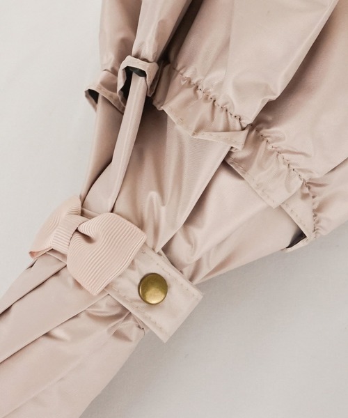 macocca(マコッカ)の「完全遮光 UVカット100% 日傘 晴雨兼用 ショート傘 リボン付ビッグフリル(長傘・レディース・ブラック系その他/オフホワイト/グレイッシュベージュ/ブラック/ベージュ系その他/アイボリー・FREE)」の13枚目の写真