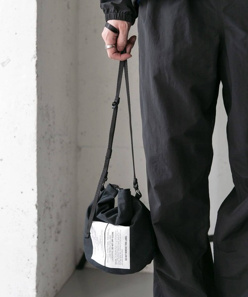 BURLAP OUTFITTER（バーラップアウトフィッター）の「『別注』BURLAP OUTFITTER×DOORS　PERSONAL EFFECT BAG（ショルダーバッグ・メンズ・ブラック/オリーブドラブ/ライトカーキ・ONE SIZE）」の4枚目の写真