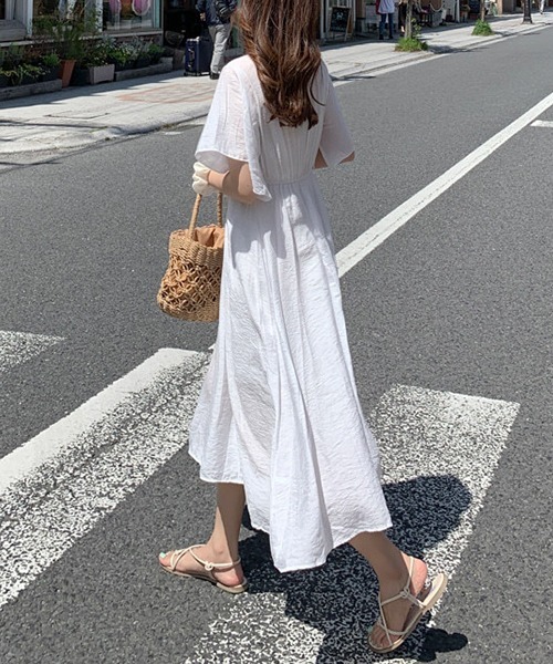 Dream garden（ドリームガーデン）の「YUGA　ボリュームフレンチスリーブ　ハイウエスト切替　Vネックタック　フレアワンピース（ワンピース・レディース・ライトパープル/ホワイト・M/S/L/XL）」の4枚目の写真