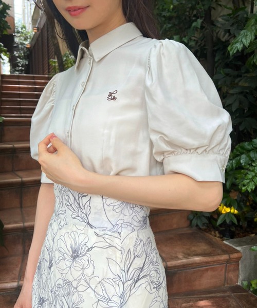 one after another NICE CLAUP（ワンアフターアナザーナイスクラップ）の「ロゴ刺繍袖ボリュームブラウス（シャツ/ブラウス・レディース・オフホワイト/ブラック/ベージュ・FREE）」の3枚目の写真