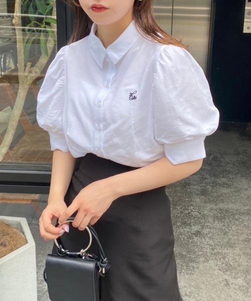 one after another NICE CLAUP（ワンアフターアナザーナイスクラップ）の「ロゴ刺繍袖ボリュームブラウス（シャツ/ブラウス・レディース・オフホワイト/ブラック/ベージュ・FREE）」の2枚目の写真