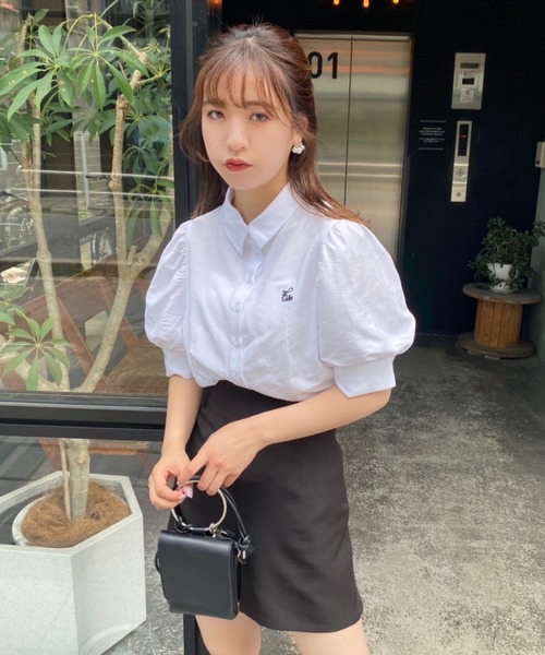 one after another NICE CLAUP（ワンアフターアナザーナイスクラップ）の「ロゴ刺繍袖ボリュームブラウス（シャツ/ブラウス・レディース・オフホワイト/ブラック/ベージュ・FREE）」の6枚目の写真