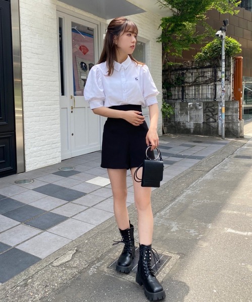 one after another NICE CLAUP（ワンアフターアナザーナイスクラップ）の「ロゴ刺繍袖ボリュームブラウス（シャツ/ブラウス・レディース・オフホワイト/ブラック/ベージュ・FREE）」の4枚目の写真