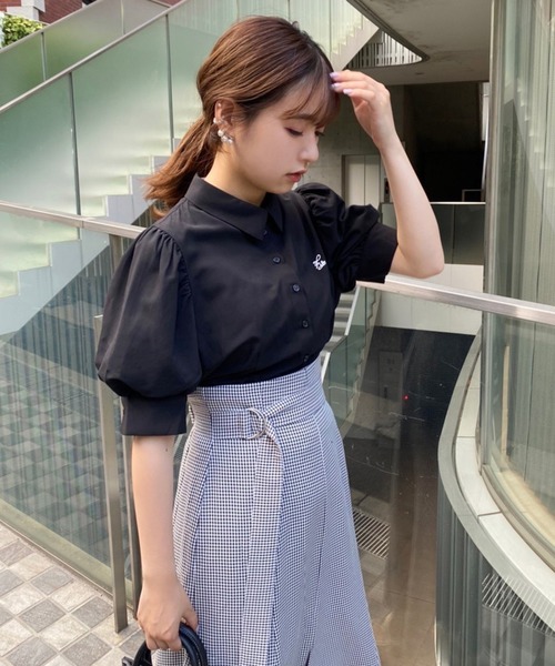 one after another NICE CLAUP（ワンアフターアナザーナイスクラップ）の「ロゴ刺繍袖ボリュームブラウス（シャツ/ブラウス・レディース・オフホワイト/ブラック/ベージュ・FREE）」の15枚目の写真